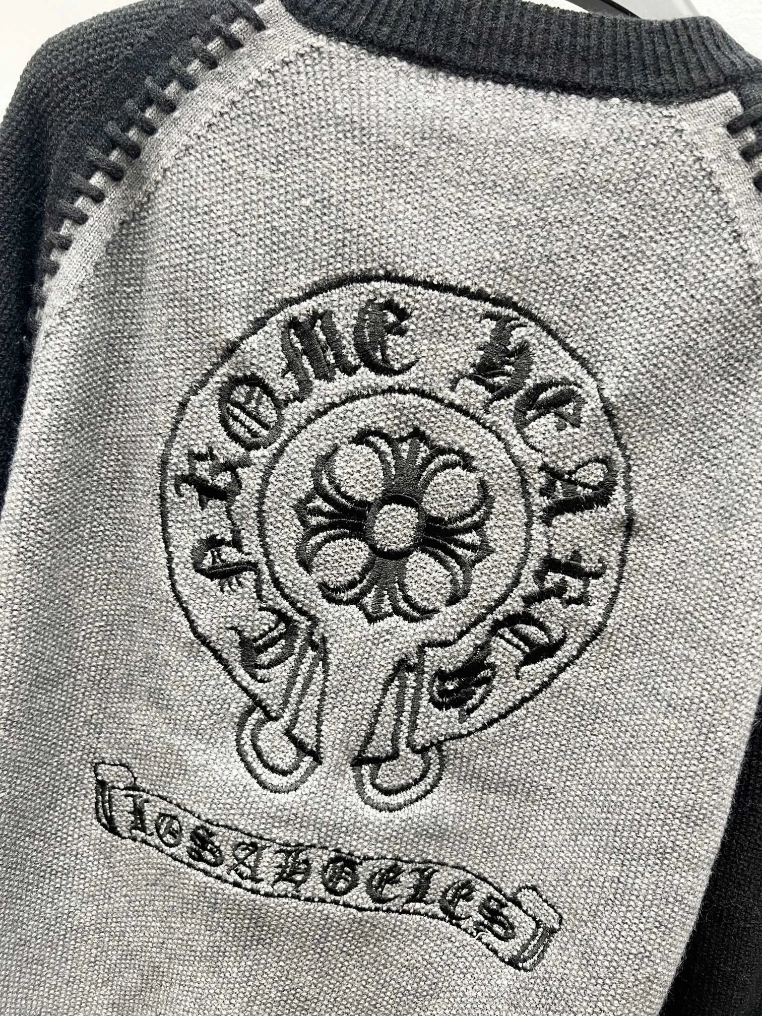 P290 Style No.: (Q078) ChromeHearts popular Chrome Hearts CH Sanskrit horseshoe cross embroidery button cardigan jacket raglan sleeve sweater, contrasting color splicing raglan round neck knitted sweater, unique knitting texture, soft and skin-friendly, classic pattern embroidery on the front and back. Retro chic. The contrasting color raglan sleeve design and the thick stitching craftsmanship at the joints make it look great when worn alone or layered! The fit is loose and slimming! Fashionable patchwork colored sweater, colorfully intertwined, with clear layers, warm and slimming. Whether worn alone or layered, you can easily control various styles and show your personal charm. The raglan sleeves are shoulder-width in contrasting colors and have ultra-detailed embroidery on the front and back, giving it a casual street feel. It looks great when worn alone! The sleeves are designed with contrasting colors and seams, and the round neck style reveals the neck and flatters the face shape! Wool blend knitted fabric, soft, comfortable and warm to the touch. Contrasting color design➕Loose fit, not flattering on your body shape and slimming, not to mention how easy it is to wear! Basic, versatile and fashionable classic! Black and white are versatile! Black and gray high-end! Couples get involved!  Color: black and white/black gray Size: S~M~L